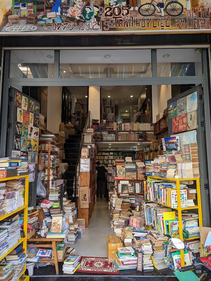 Tiệm sách Momo - Momo Bookstore